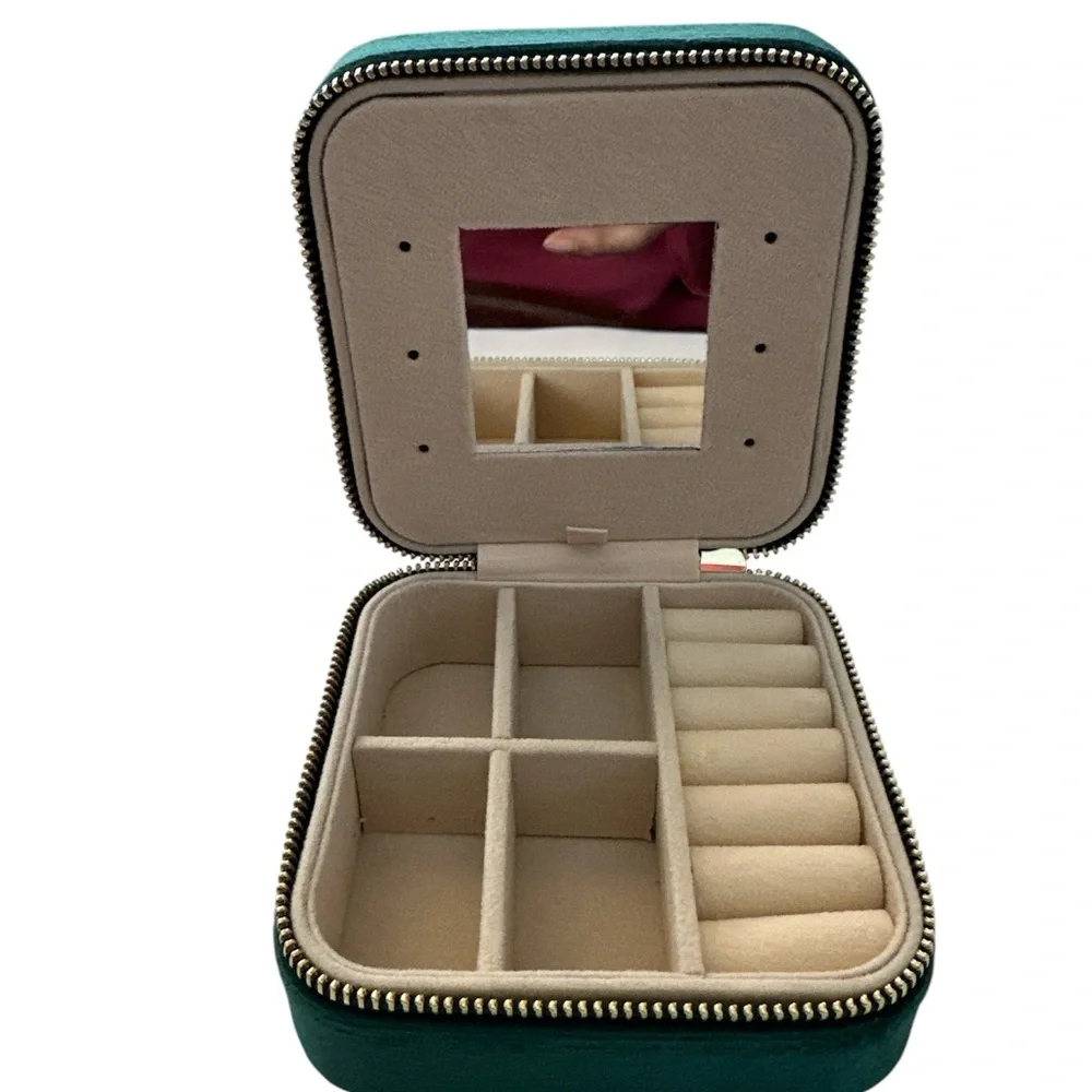 Initial “J” Jewelry Green Travel Small Box - Picture 4 of 6